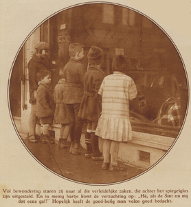 873349 Afbeelding van een moeder met kinderen, die een Sinterklaasetalage bekijken in het centrum van Utrecht.